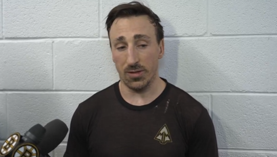 Brad Marchand crucifie un journaliste sur la voie publique