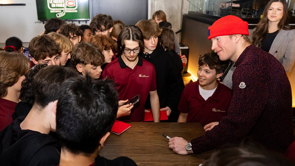 Patrik Laine et Paul Byron font équipe pour sensibiliser de jeunes hockeyeurs