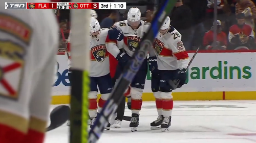 Aleksander Barkov quitte le match sur une seule jambe