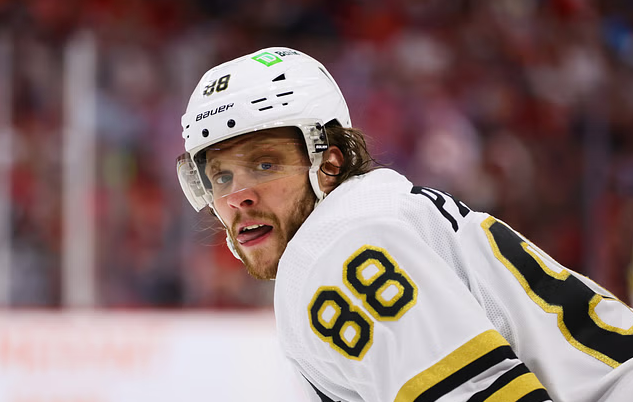 David Pastrnak cloué au banc par Jim Montgomery