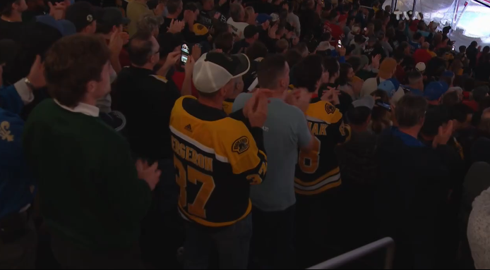 Patrice Bergeron reçoit une ovation monstre à Québec