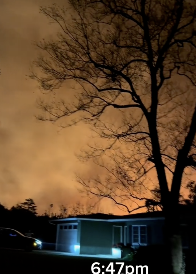 Un couple filme le moment où il a dû évacuer sa maison de Californie en raison d'un terrible incendie