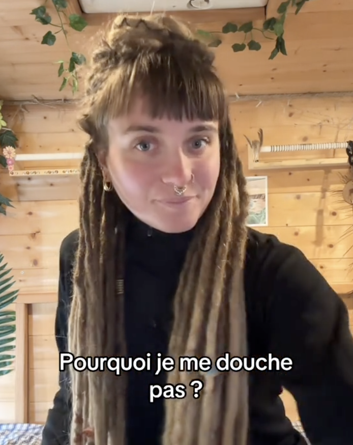 Une jeune femme explique pourquoi elle ne se douche pas tous les jours