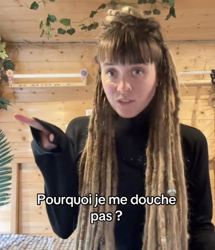 Une jeune femme explique pourquoi elle ne se douche pas tous les jours