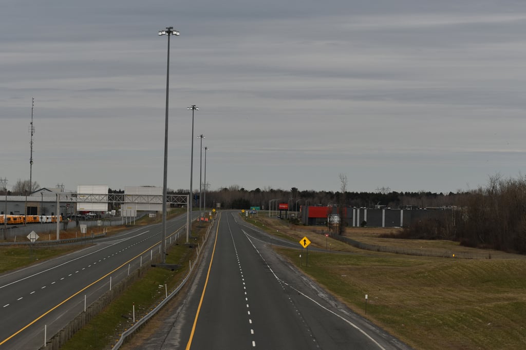 Fermeture complète de l'autoroute 20 dans les deux directions.