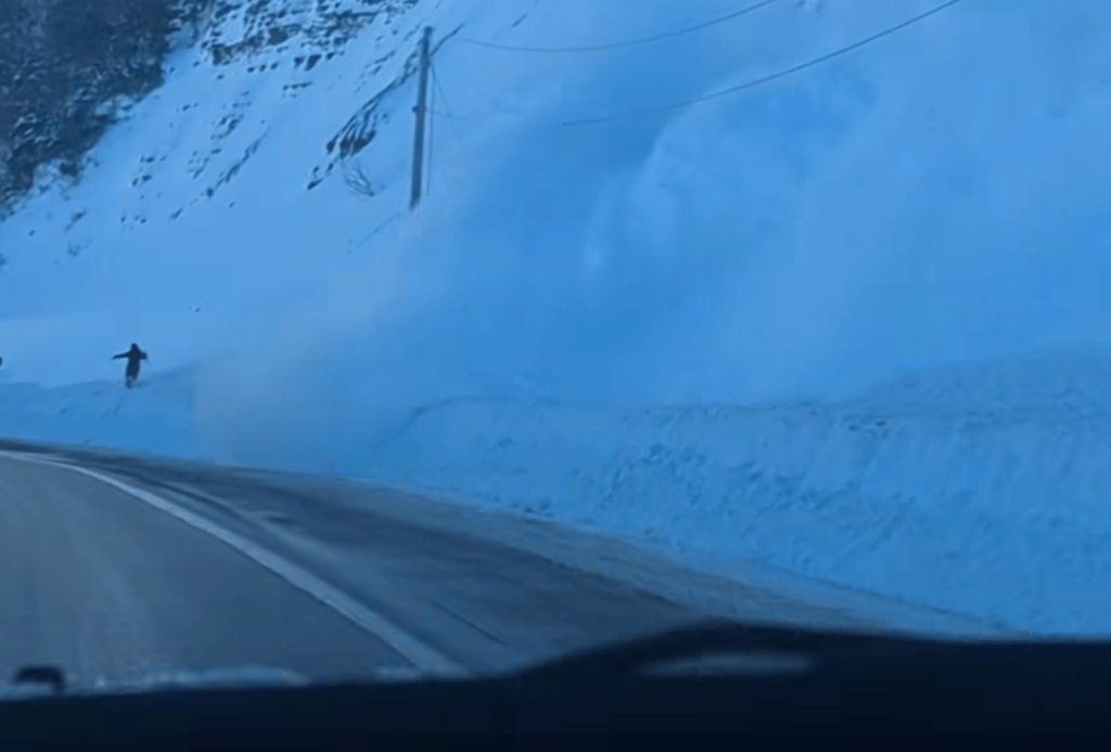 Voici des images impressionnantes de l'avalanche qui s'est abattue sur une route du Québec