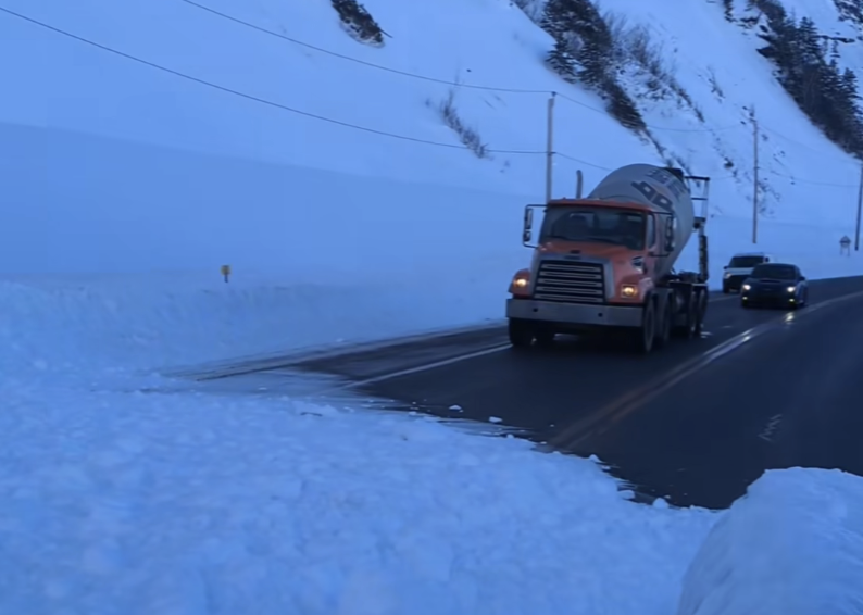 Voici des images impressionnantes de l'avalanche qui s'est abattue sur une route du Québec