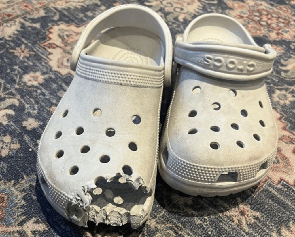 Panique au centre d'achats alors qu'un de ses Crocs reste coincé dans un escalier roulant.