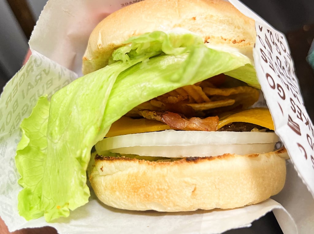 On a essayé le nouveau burger A&W avec des croustilles Ruffles et ça confirme ce qu'on pensait