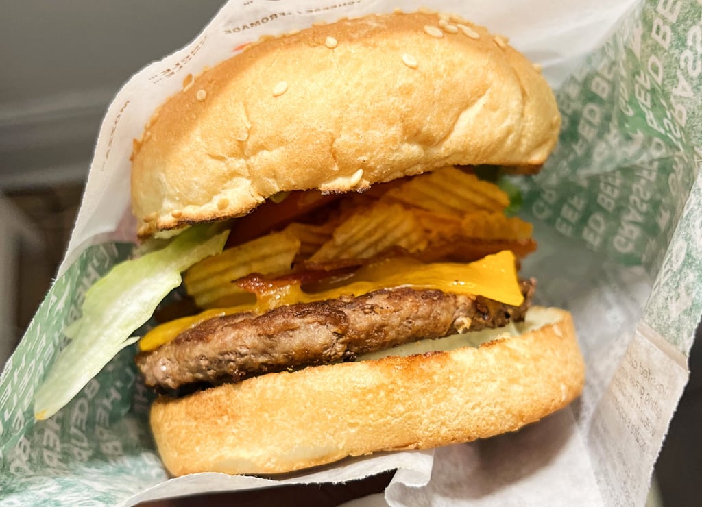 On a essayé le nouveau burger A&W avec des croustilles Ruffles et ça confirme ce qu'on pensait