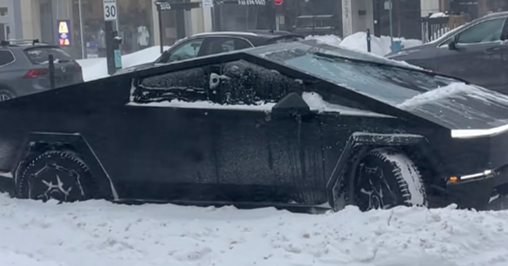 Un Cybertruck de Tesla coincé dans la neige à Montréal devient la risée du web