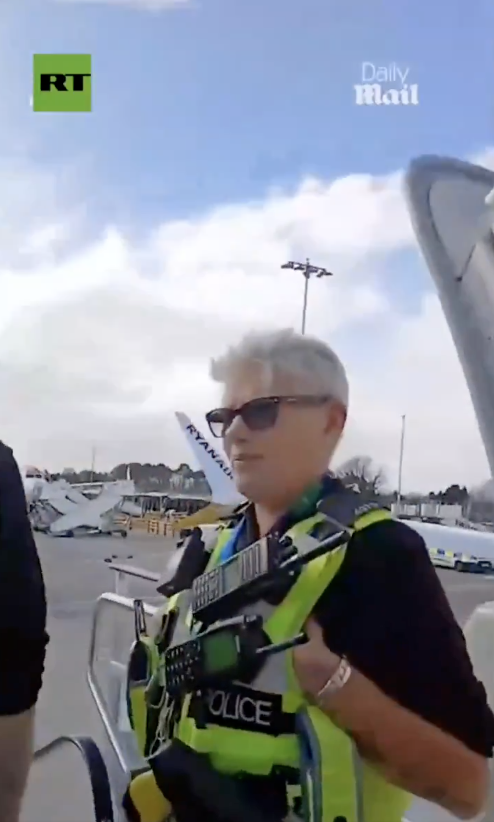 Un couple attendu par la police à la sortie de l'avion pour un problème lié à des collations