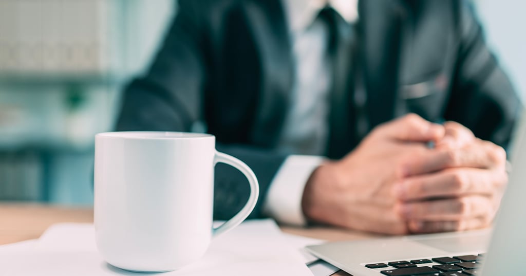 Un patron fait toujours passer le test de la tasse à café à ses futurs employés