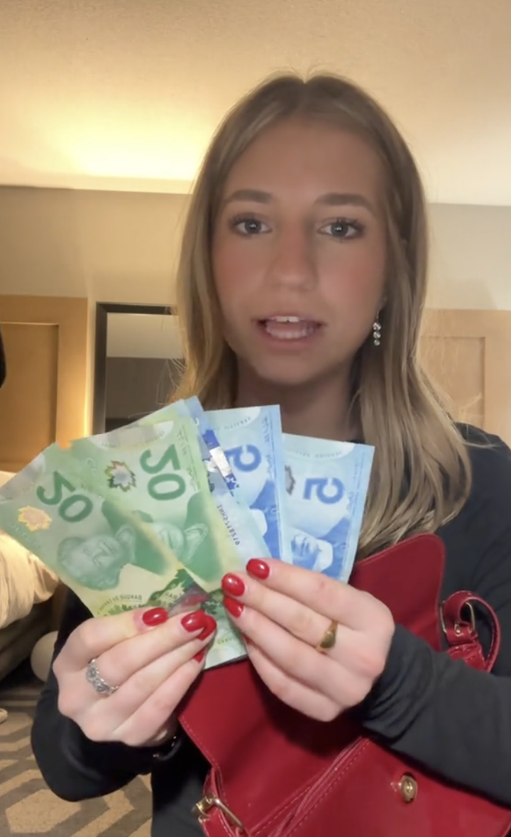 Une Américaine se moque des billets canadiens dans une vidéo douteuse
