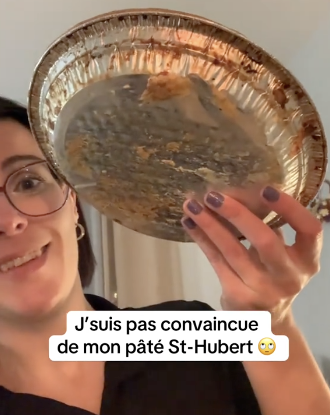 Une Québécoise fait une découverte étrange en ouvrant son pâté au poulet St-Hubert