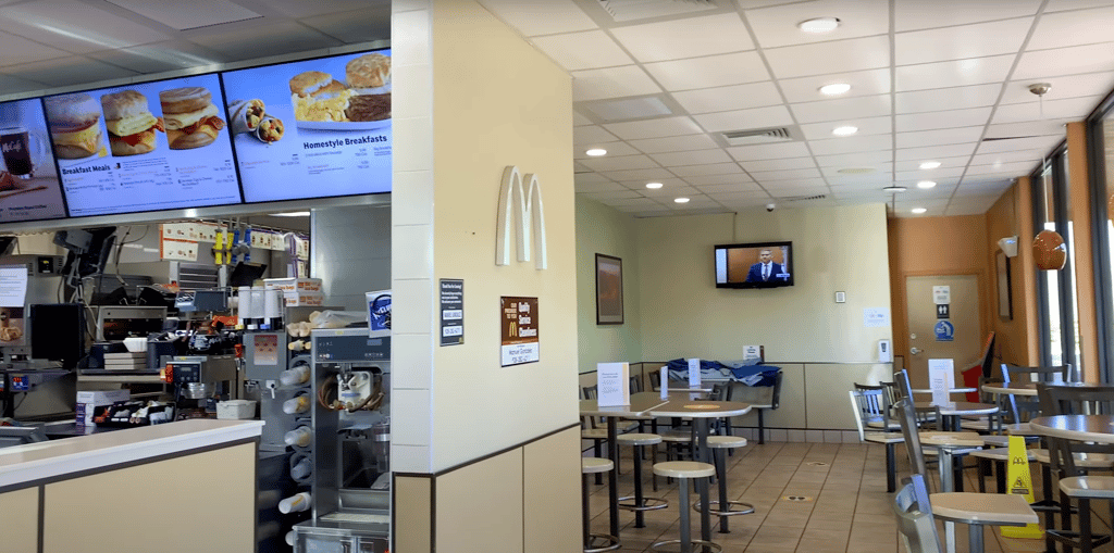 Voici pourquoi il y a un seul McDonald's dans le monde avec des arches turquoises