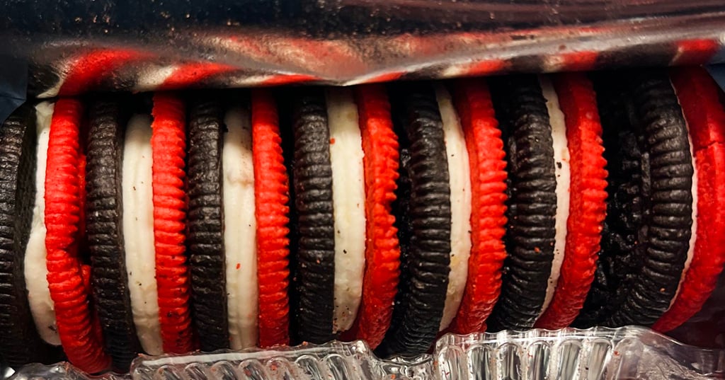 On a essayé les biscuits Oreo au Coca-Cola et un détail nous a sauté aux yeux en ouvrant le paquet