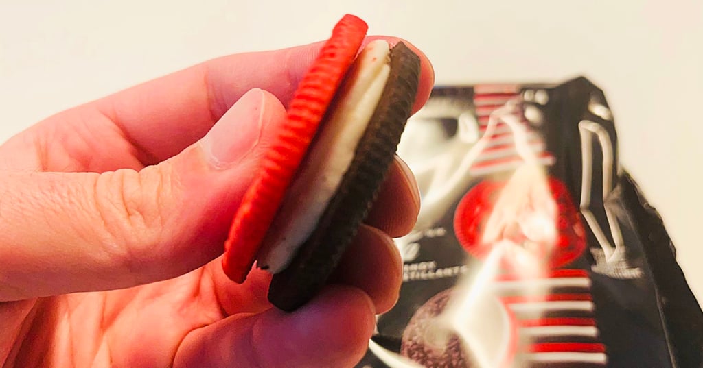 On a essayé les biscuits Oreo au Coca-Cola et un détail nous a sauté aux yeux en ouvrant le paquet