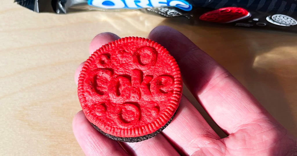 On a essayé les biscuits Oreo au Coca-Cola et un détail nous a sauté aux yeux en ouvrant le paquet