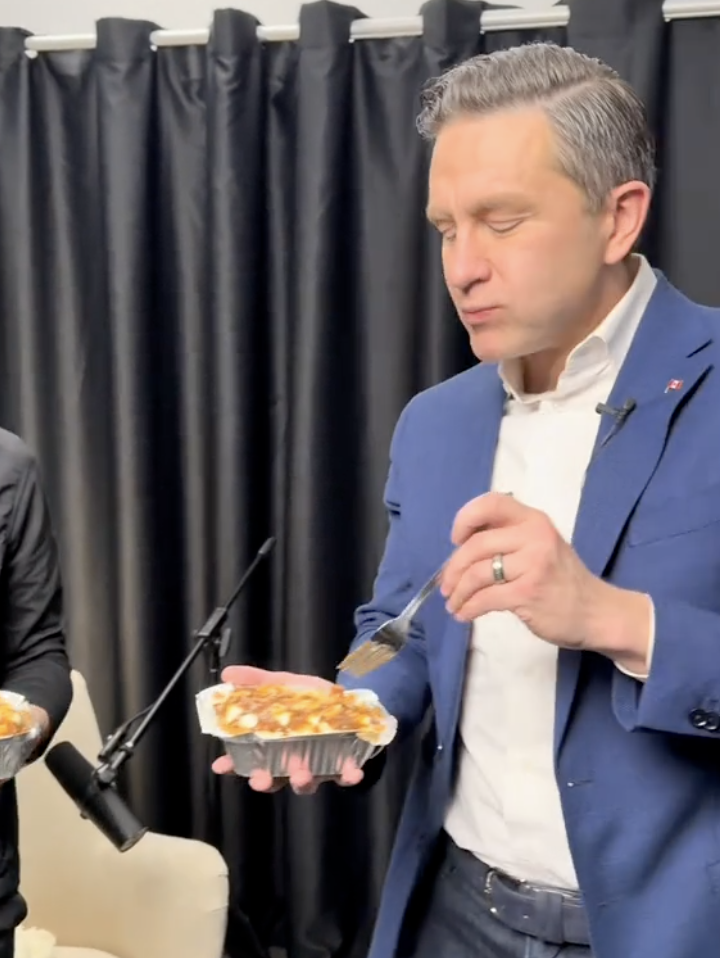 Olivier Primeau et Pierre Poilievre essayent une poutine adorée des Québécois