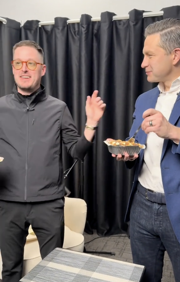 Olivier Primeau et Pierre Poilievre essayent une poutine adorée des Québécois