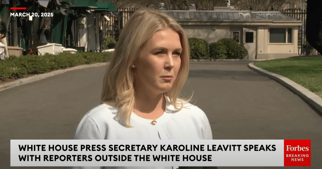 Karoline Leavitt fait une déclaration fracassante sur les tarifs douaniers