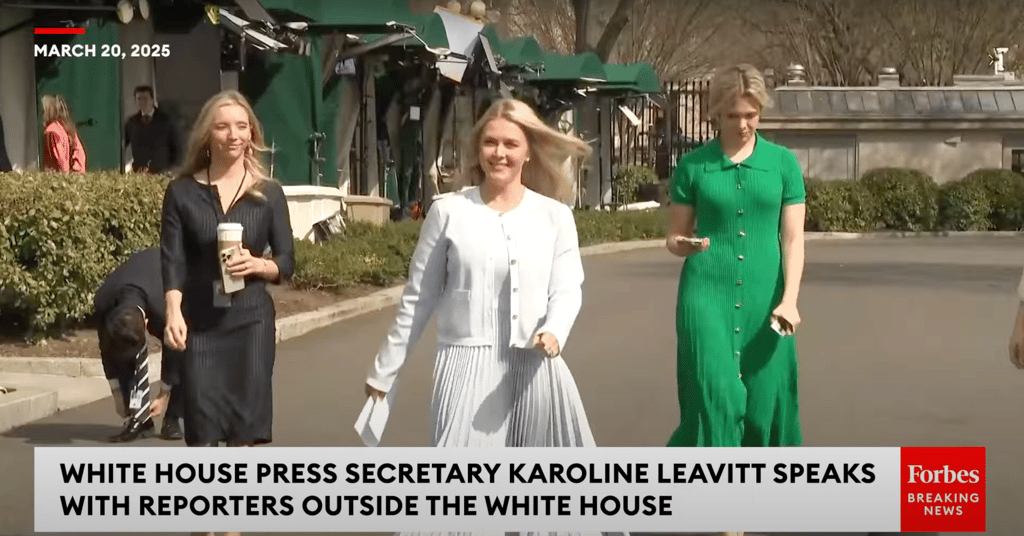 Karoline Leavitt fait une déclaration fracassante sur les tarifs douaniers