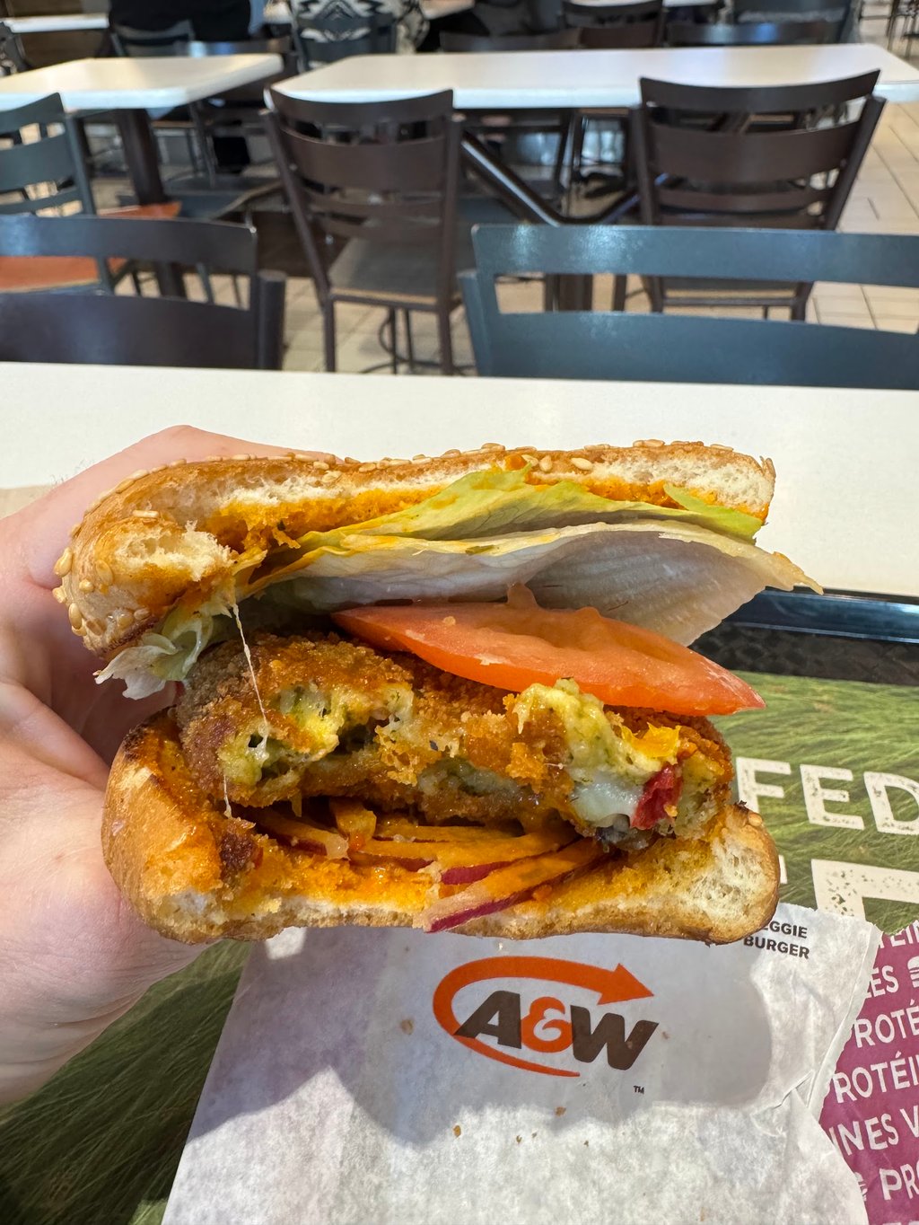 On a goûté au nouveau burger du A&W et on a une seule question en tête