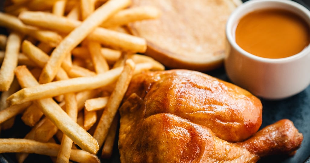 Benoît Dutrizac détruit les frites du StHubert pendant une entrevue