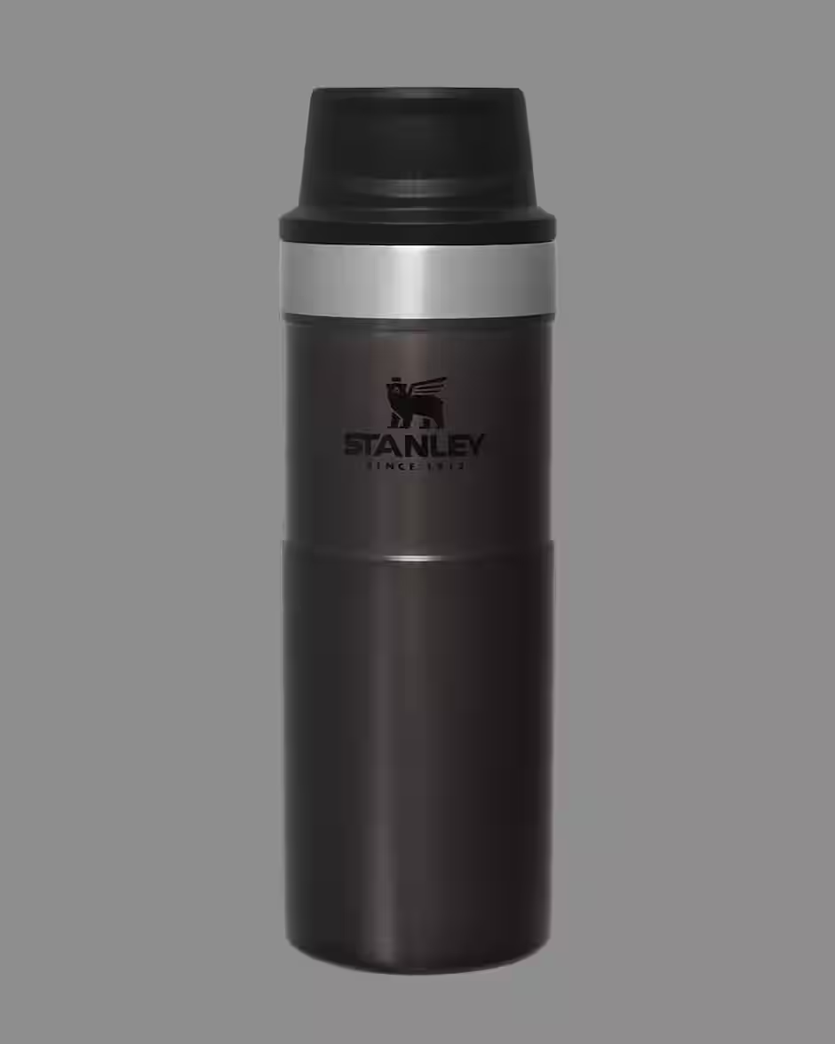 Des populaires tasses Stanley font l'objet d'un rappel en raison de trois cas de brûlures au Canada.