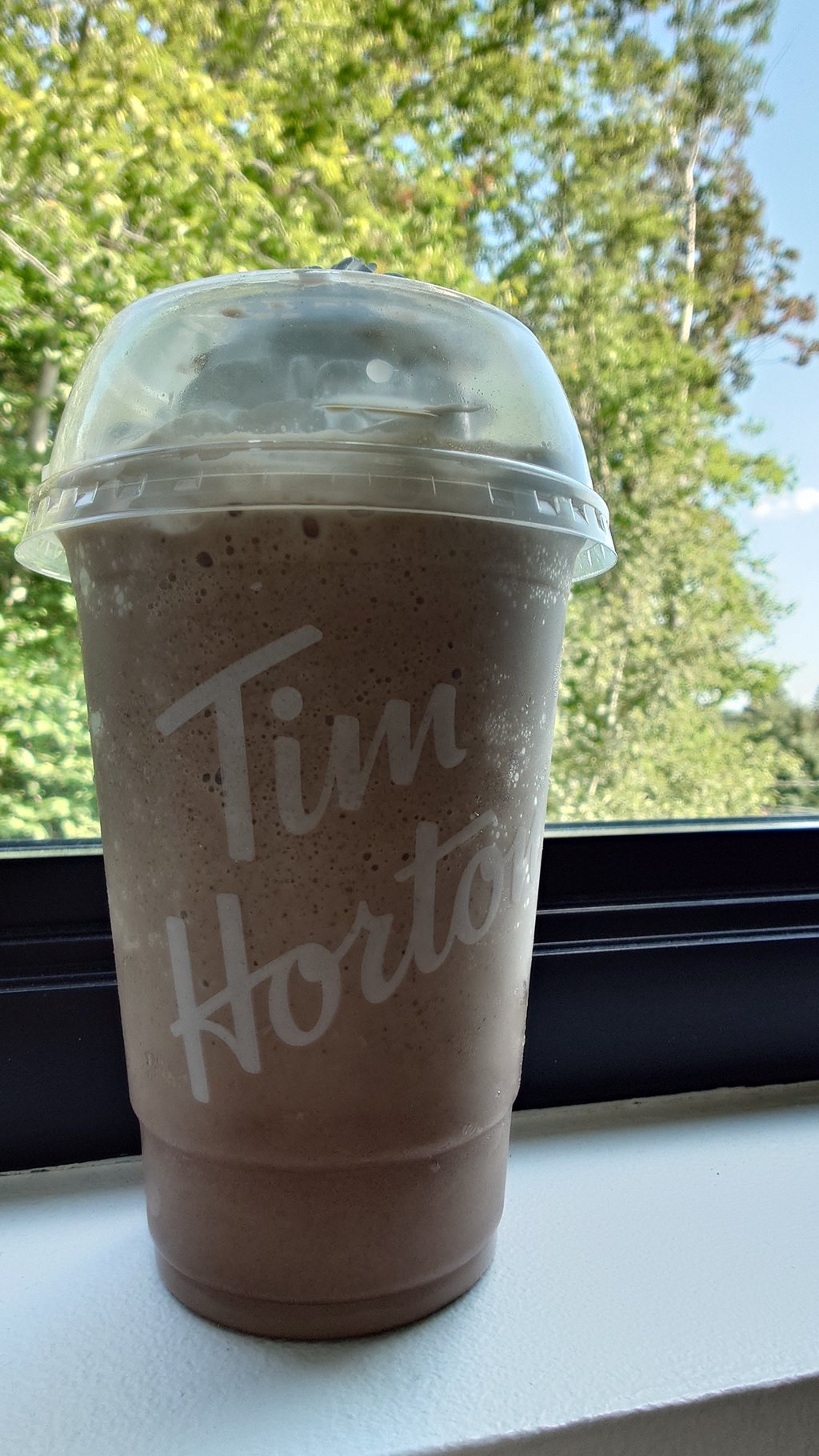 On a goûté à 2 nouveaux produits chez Tim Horton's: l'un est horrible, l'autre est excellent.