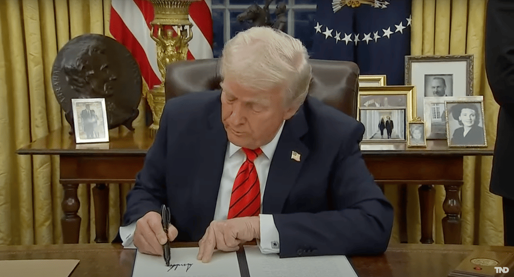 Donald Trump impose officiellement des tarifs douaniers de 25 % sur l'acier et l'aluminium