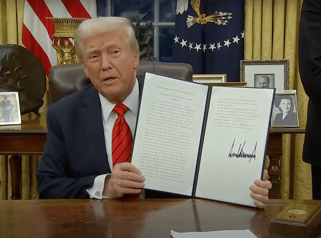 Donald Trump impose officiellement des tarifs douaniers de 25 % sur l'acier et l'aluminium