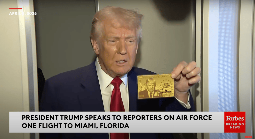 Donald Trump dévoile sa fameuse carte dorée à 5 millions $