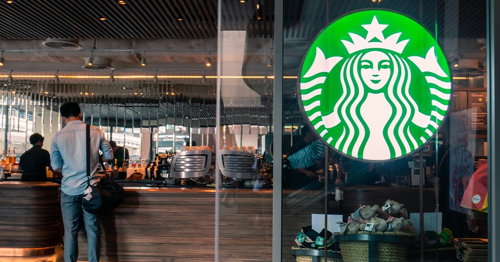 Starbucks licencie plus de 1000 employés et retire plusieurs boissons de son menu