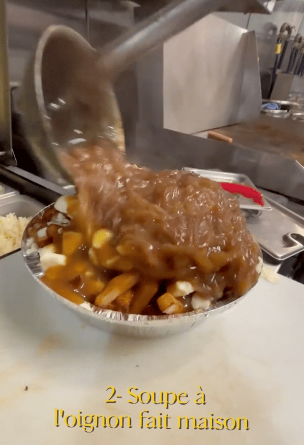 Un restaurant du Québec invente la poutine à la soupe à l'oignon et elle remporte un succès monstre.