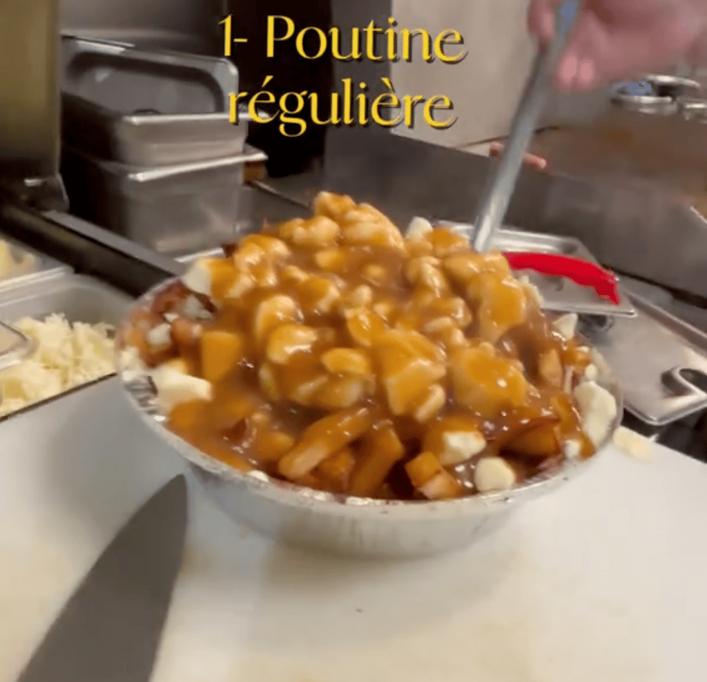 Un restaurant du Québec invente la poutine à la soupe à l'oignon et elle remporte un succès monstre.