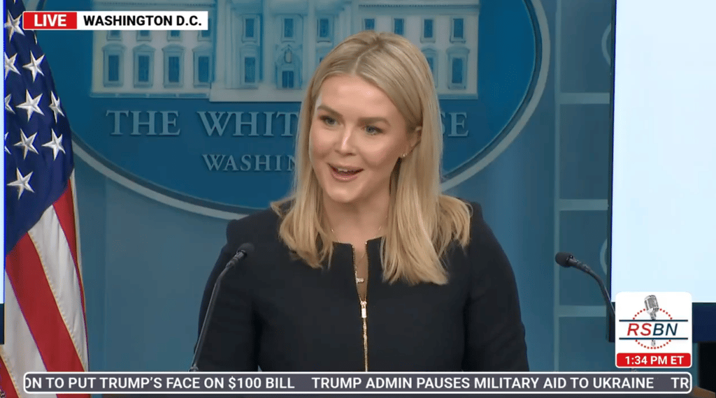 Karoline Leavitt manque de respect à Justin Trudeau pendant son point de presse