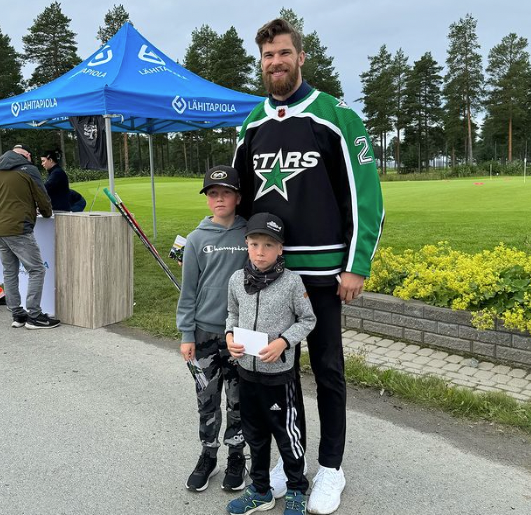 Leafs defenseman caught wearing another NHL team's jersey at charity event