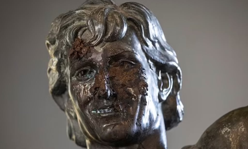 Statue of Oilers legend Wayne Gretzky smeared with poop in Edmonton