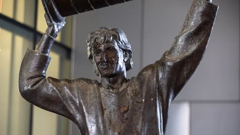 Statue of Oilers legend Wayne Gretzky smeared with poop in Edmonton