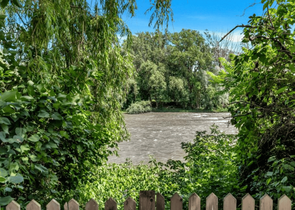 Résidence centenaire avec vue sur la rivière