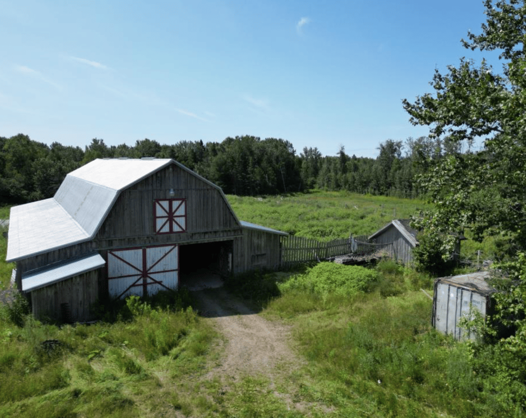 Magnifique fermette en Gaspésie sise sur plus de 4 511 000 pieds carrés de terrain