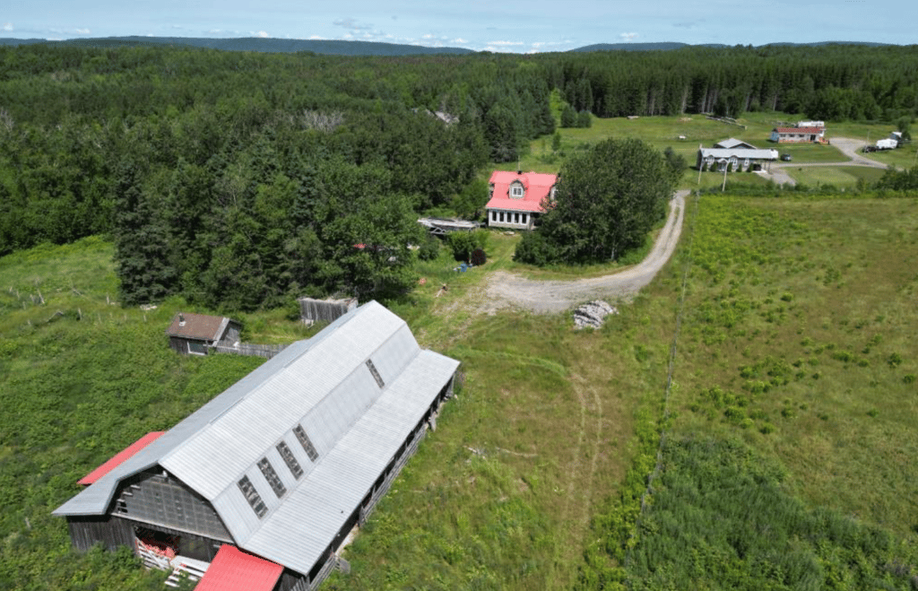 Magnifique fermette en Gaspésie sise sur plus de 4 511 000 pieds carrés de terrain