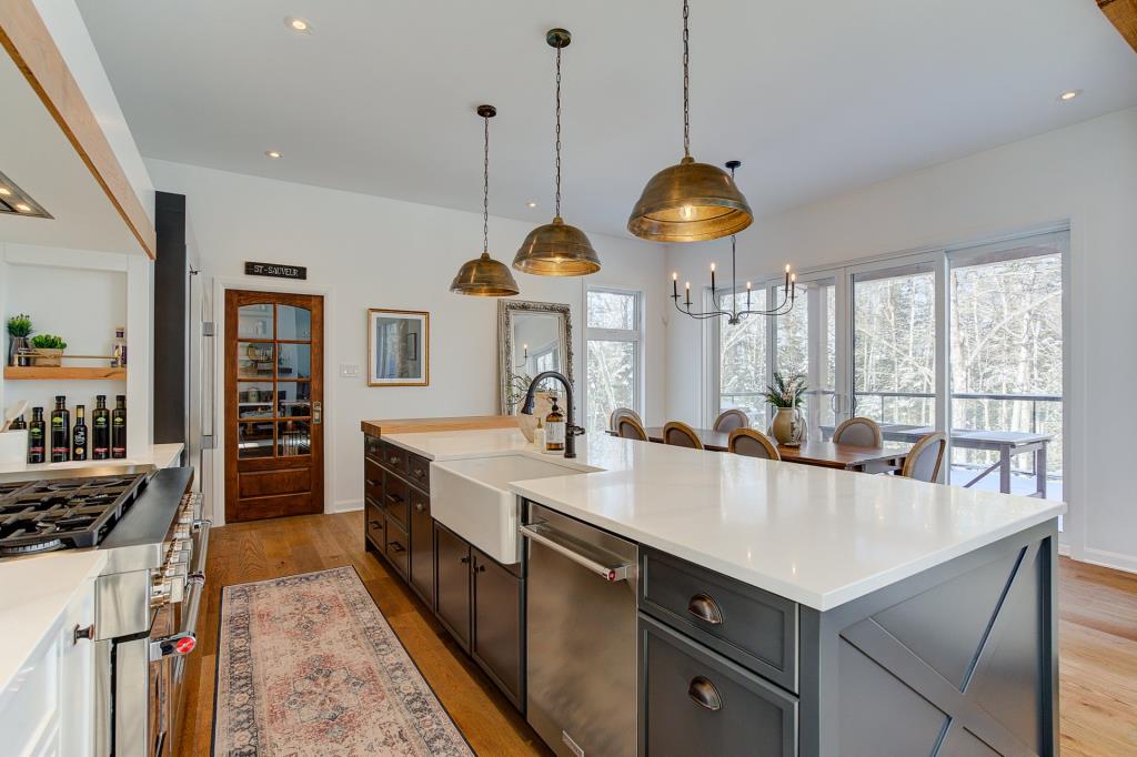 Sublime propriété contemporaine en harmonie avec la nature environnante