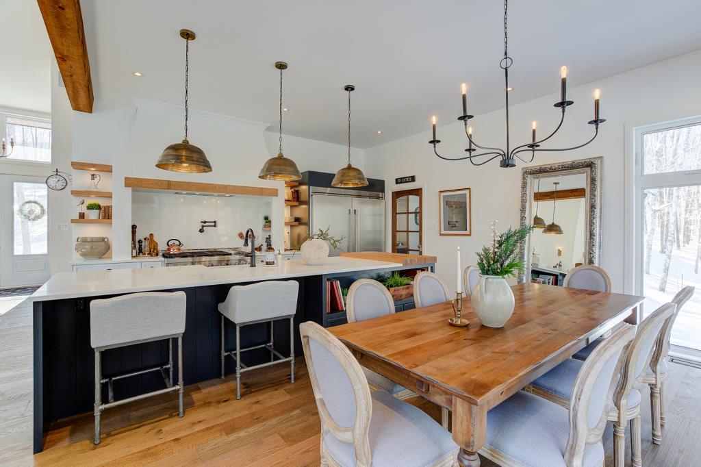Sublime propriété contemporaine en harmonie avec la nature environnante