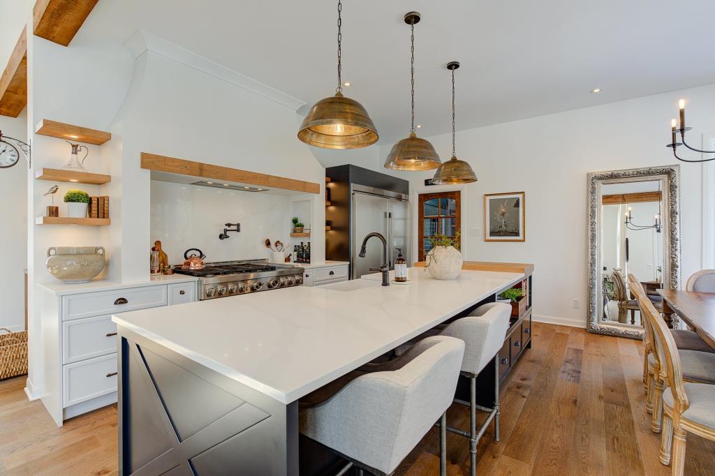 Sublime propriété contemporaine en harmonie avec la nature environnante