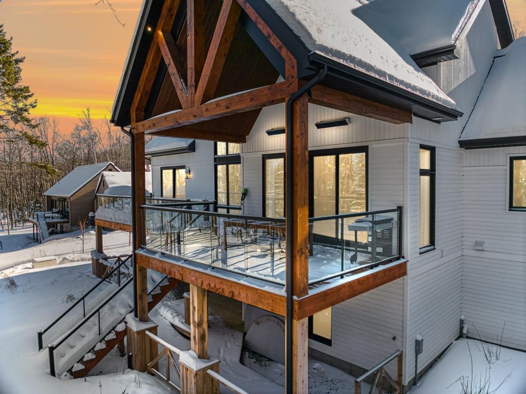 Sublime propriété contemporaine en harmonie avec la nature environnante
