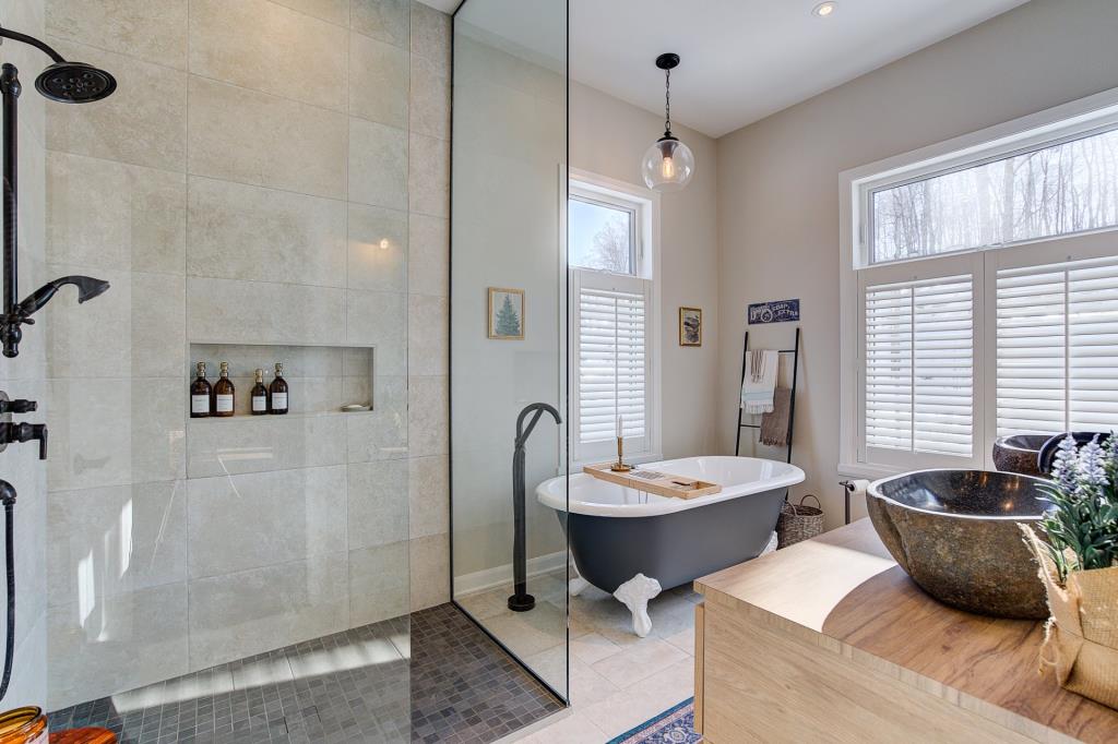 Sublime propriété contemporaine en harmonie avec la nature environnante