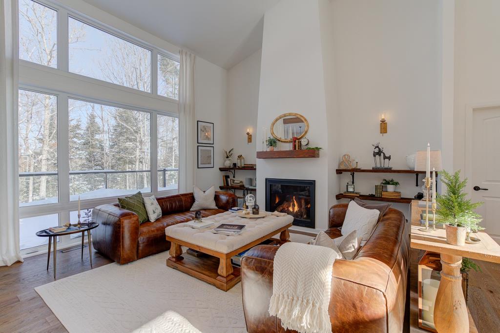 Sublime propriété contemporaine en harmonie avec la nature environnante